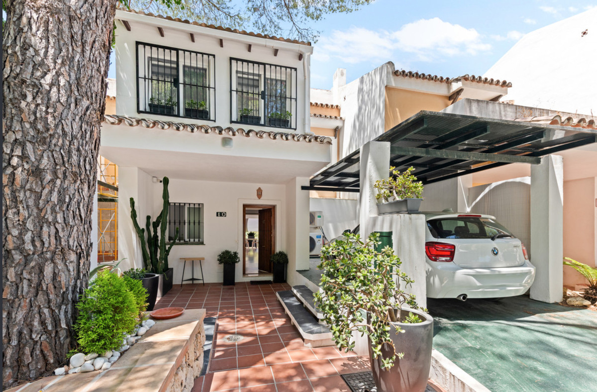 Adosados de 4 dormitorios en venta en La Quinta – R5132674