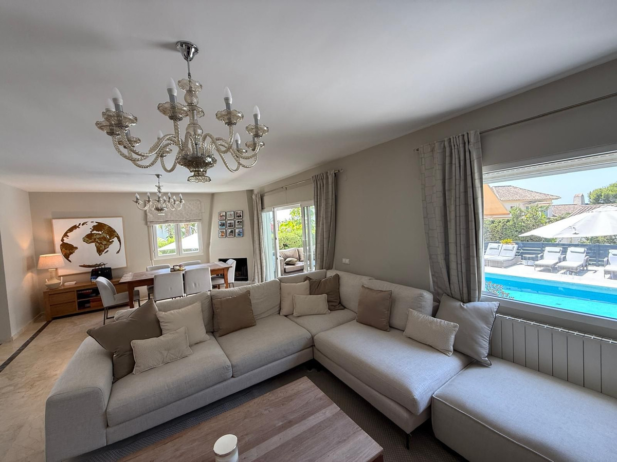 4 bedroom Villas for sale in Marbesa – R5137579