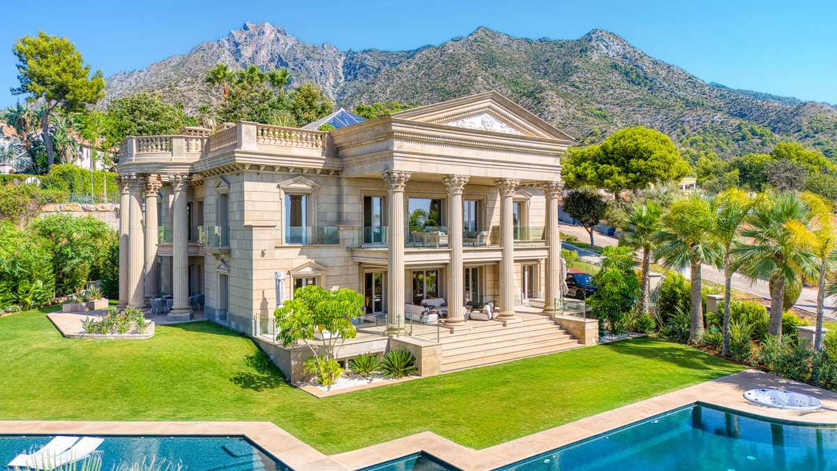7 bedroom Villas for sale in Sierra Blanca – R5131117