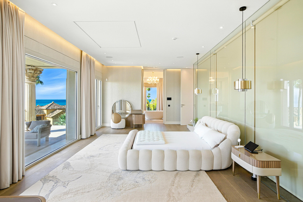 7 bedroom Villas for sale in Sierra Blanca – R5131117