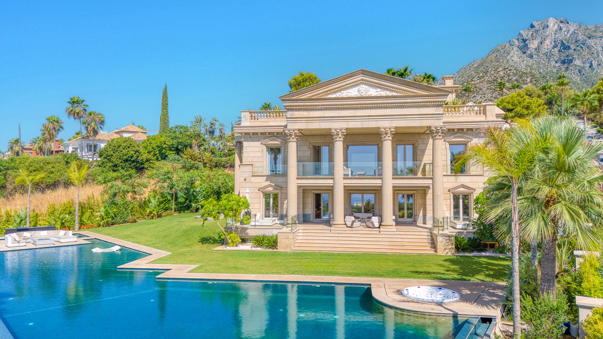 7 bedroom Villas for sale in Sierra Blanca – R5131117