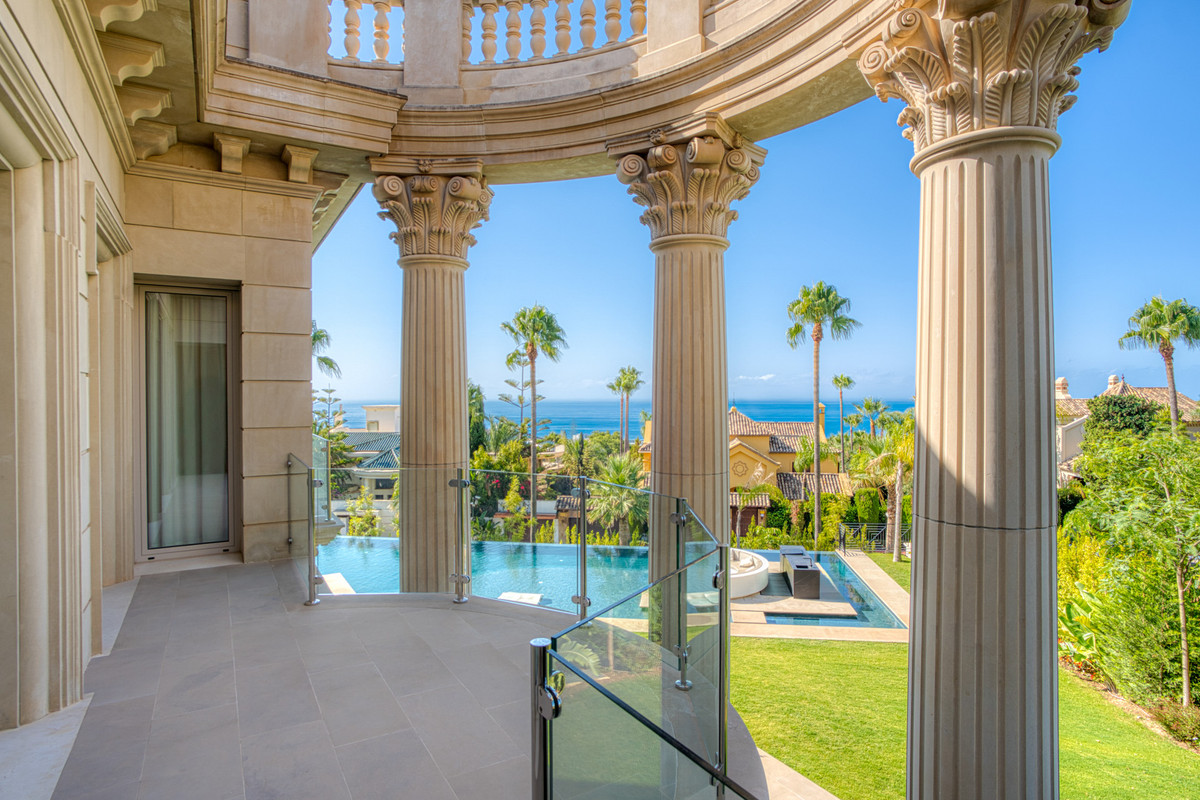 7 bedroom Villas for sale in Sierra Blanca – R5131117