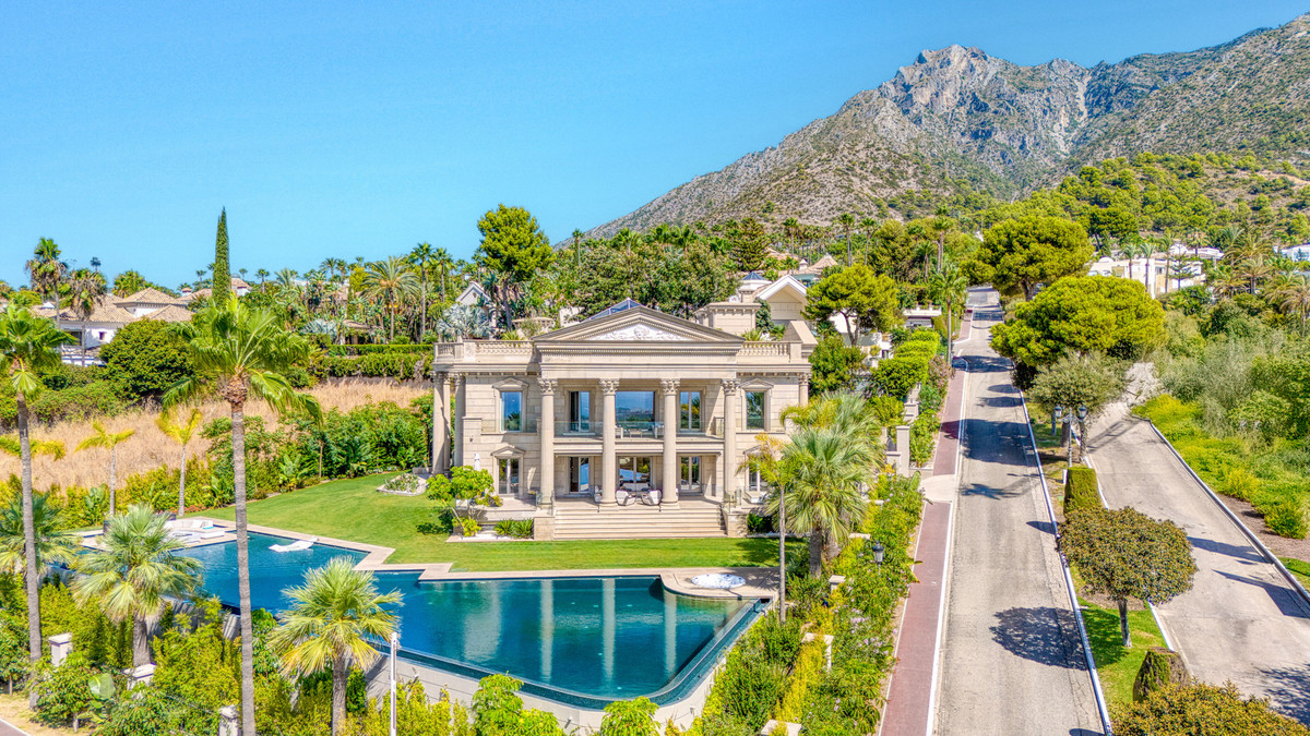 7 bedroom Villas for sale in Sierra Blanca – R5131117