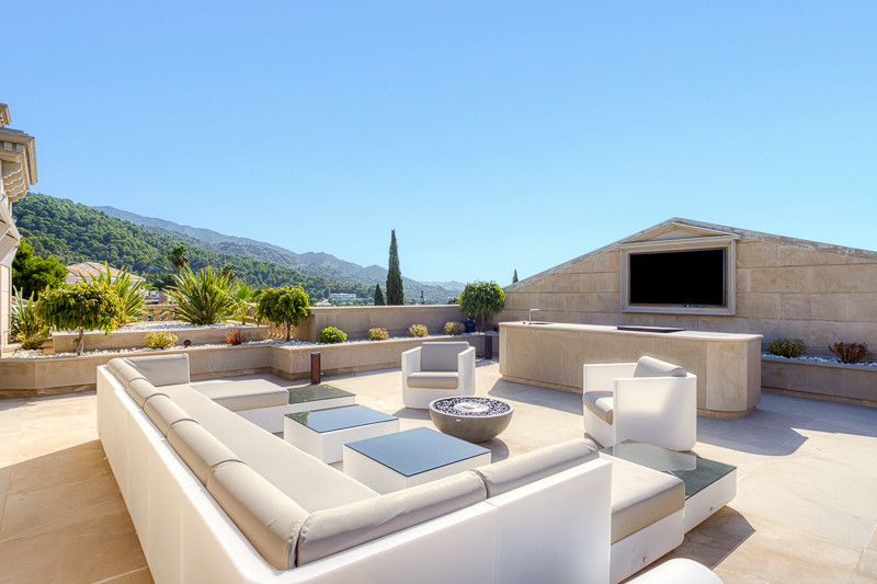 7 bedroom Villas for sale in Sierra Blanca – R5131117