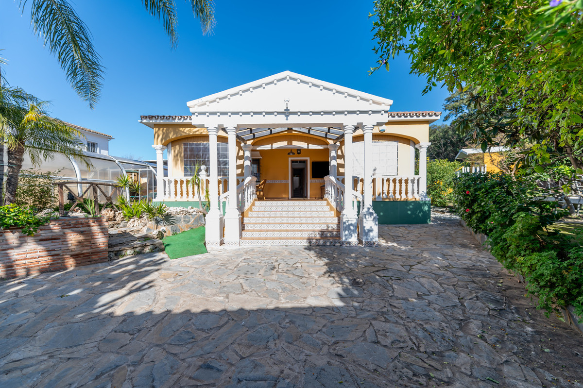 4 bedroom Villas for sale in Las Chapas – R4905580