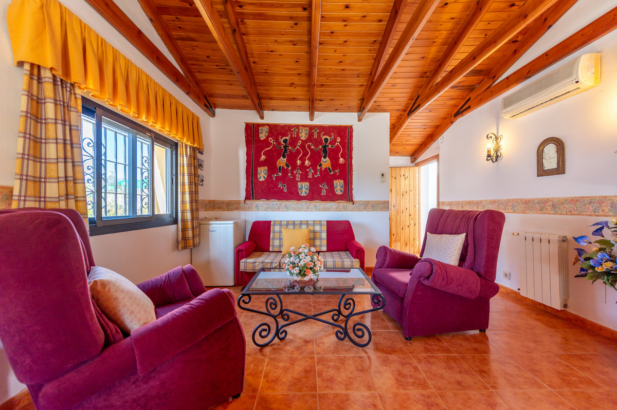 4 bedroom Villas for sale in Las Chapas – R4905580