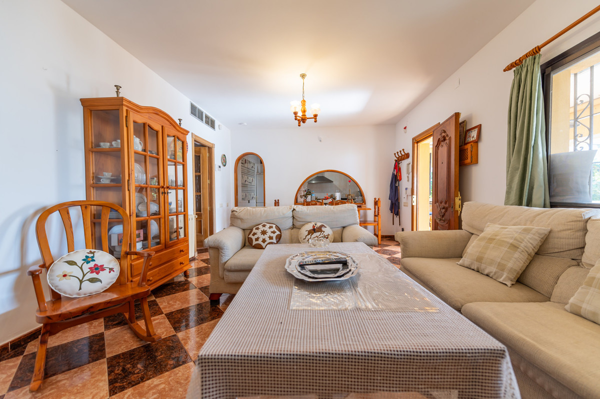 4 bedroom Villas for sale in Las Chapas – R4905580