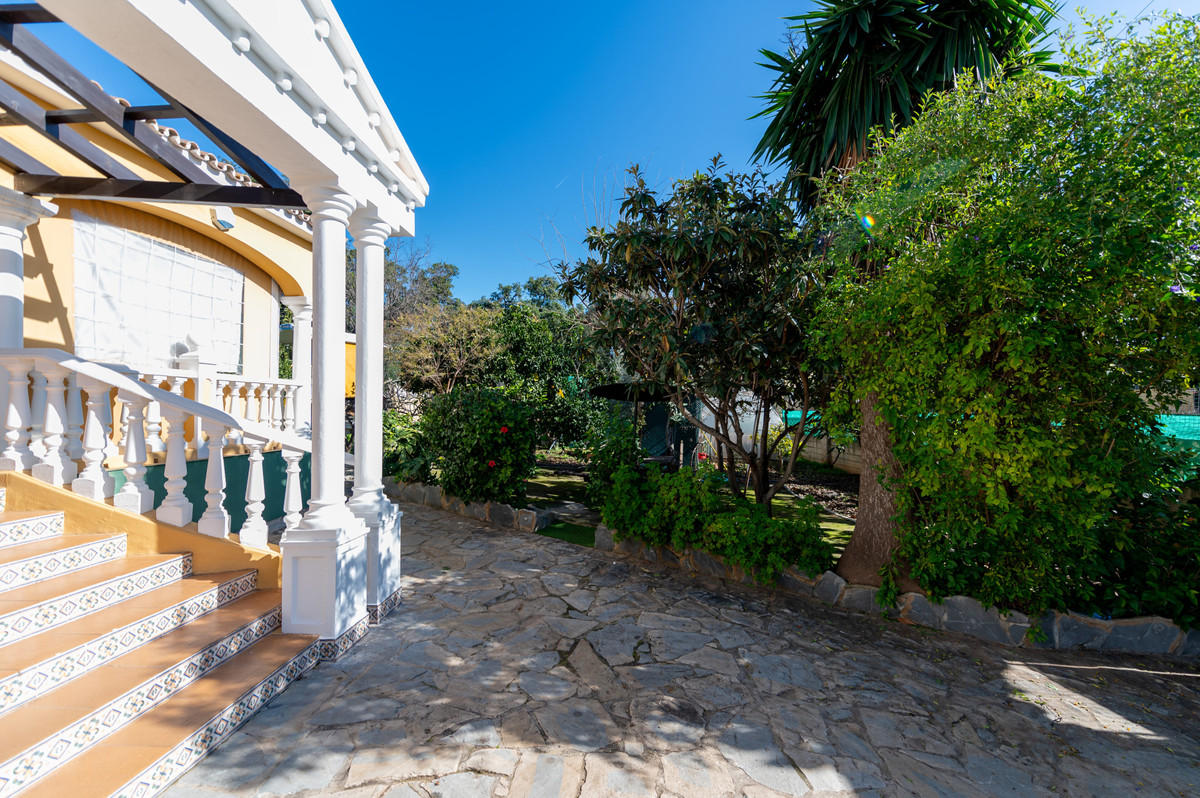 4 bedroom Villas for sale in Las Chapas – R4905580
