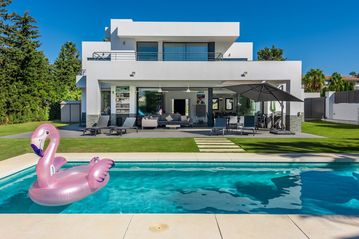 4 bedroom Villas for sale in Nueva Milla de Oro – R5135491