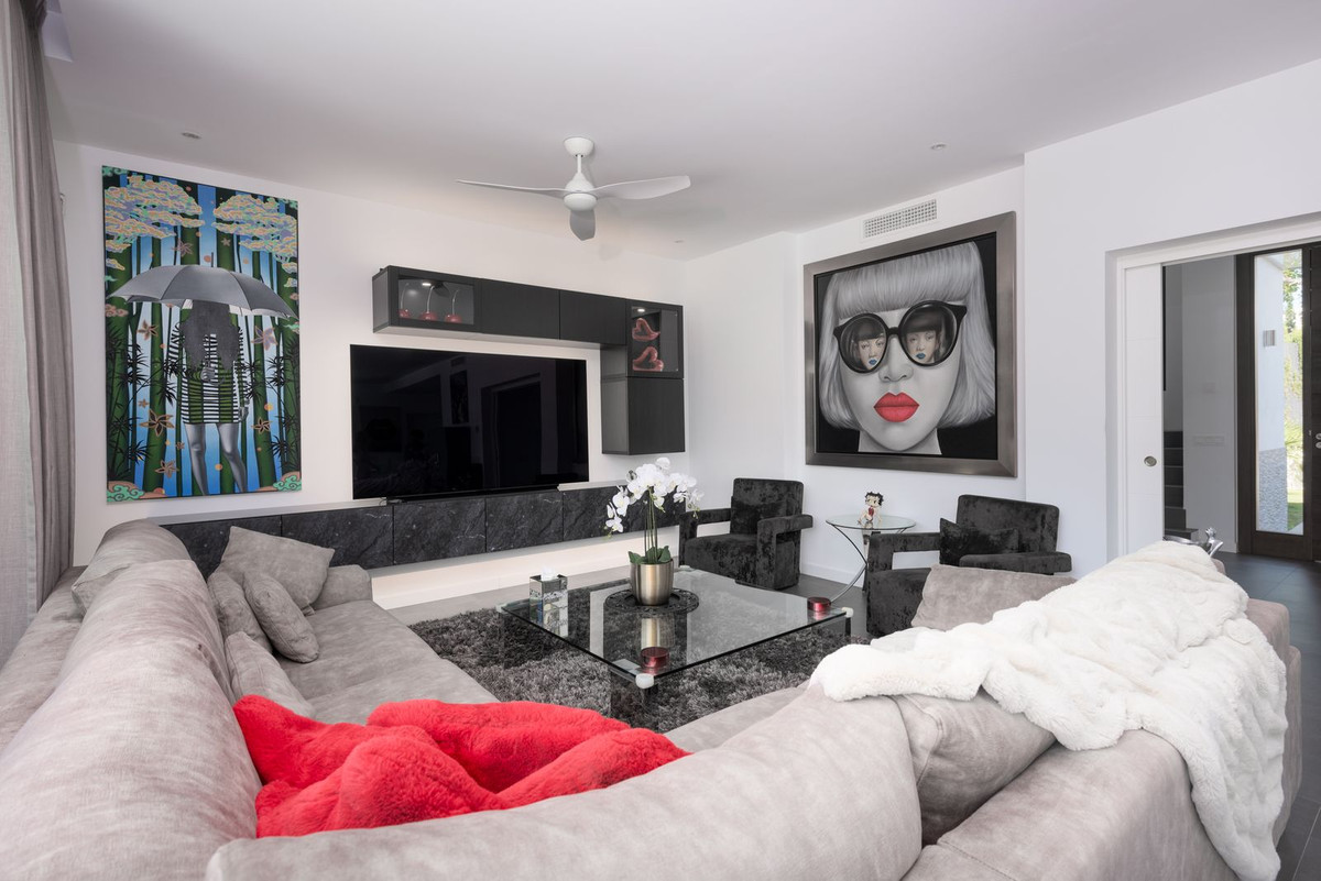 4 bedroom Villas for sale in Nueva Milla de Oro – R5135491
