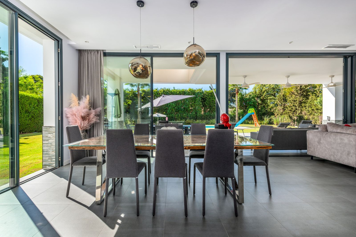 4 bedroom Villas for sale in Nueva Milla de Oro – R5135491