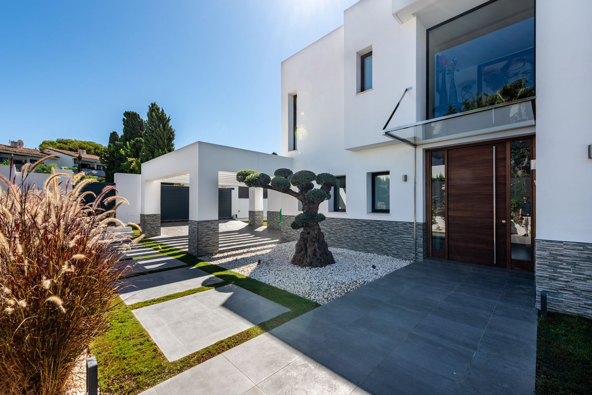 4 bedroom Villas for sale in Nueva Milla de Oro – R5135491