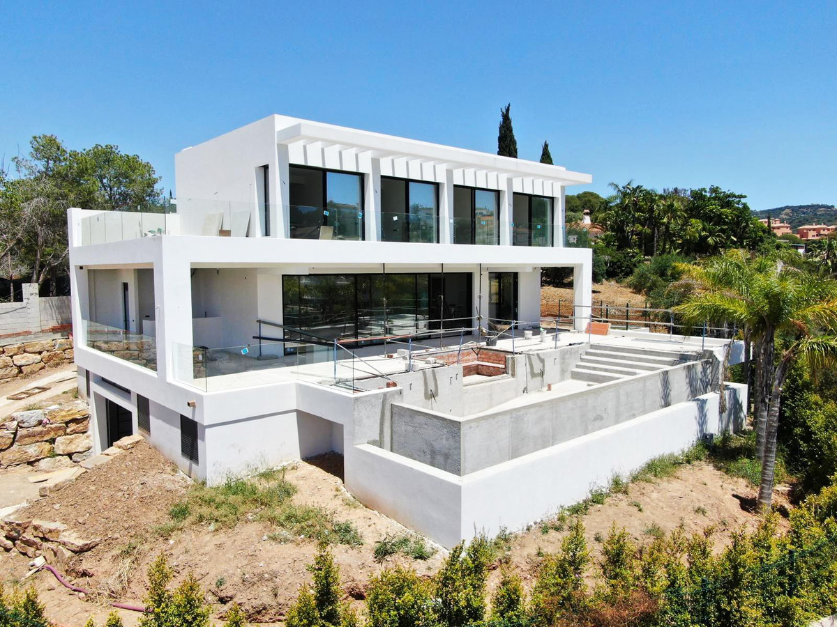 Villas de 4 dormitorios en venta en Elviria – R4976098