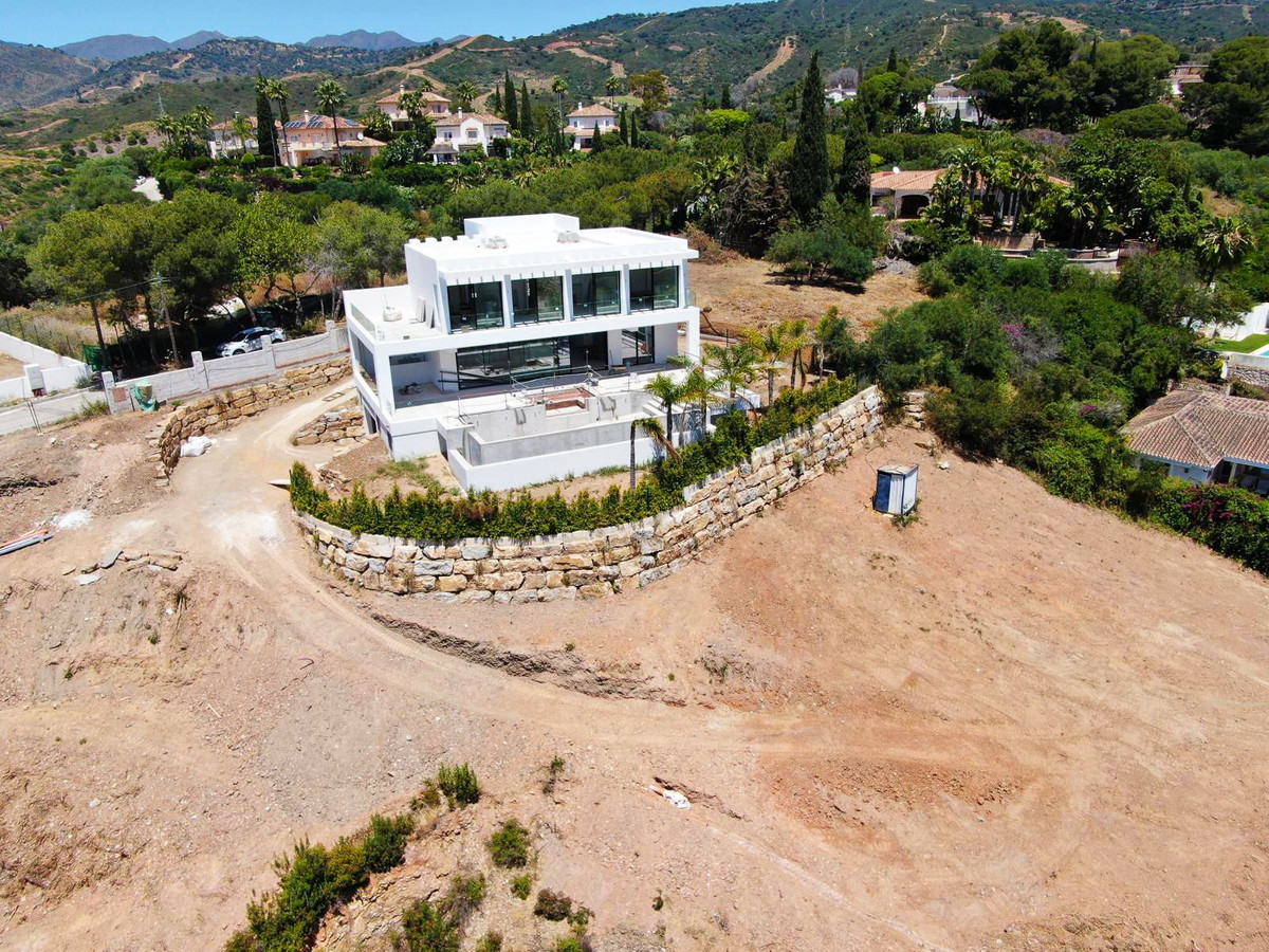 Villas de 4 dormitorios en venta en Elviria – R4976098