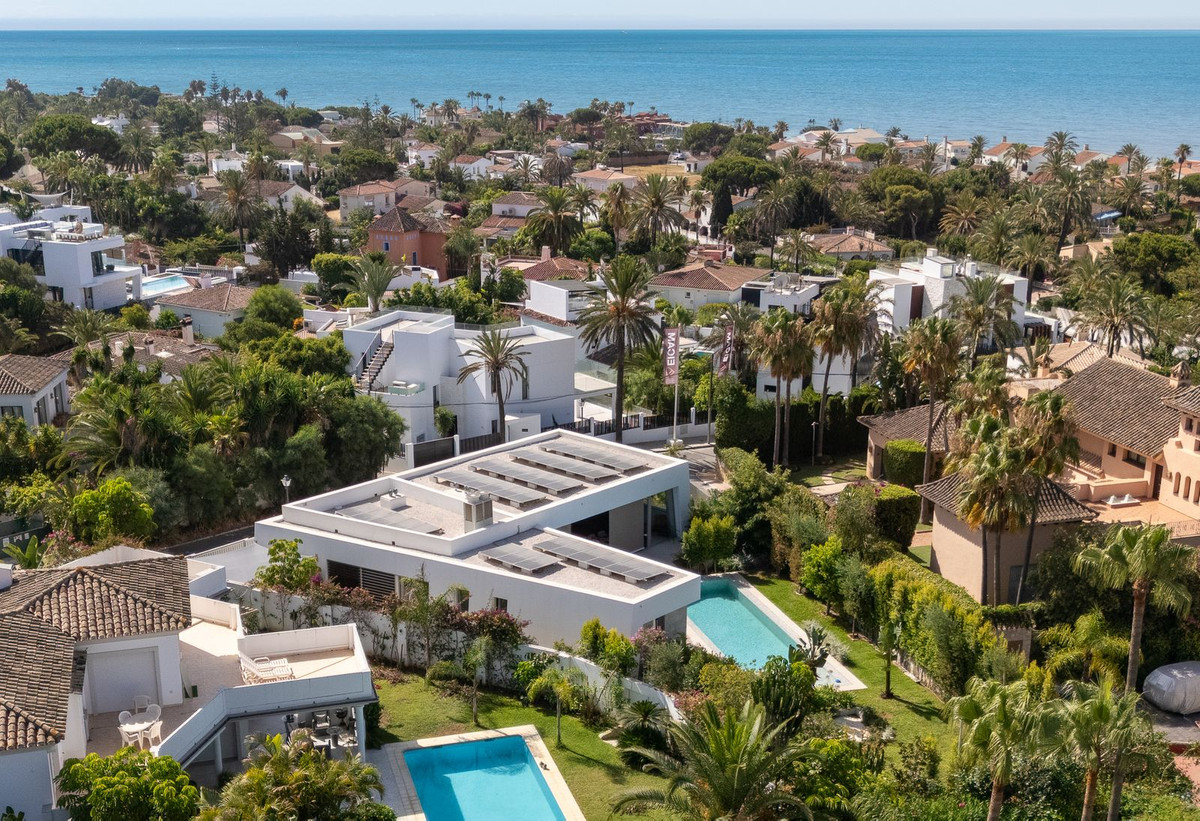 6 bedroom Villas for sale in Marbesa – R5123764