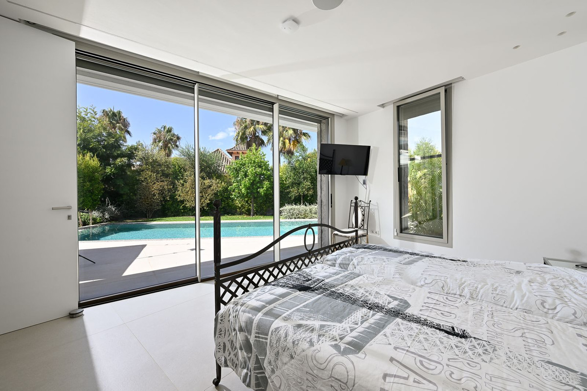 6 bedroom Villas for sale in Marbesa – R5123764