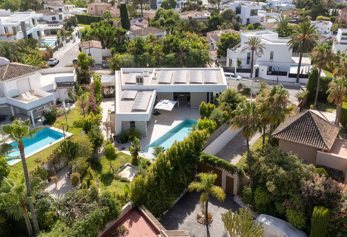 6 bedroom Villas for sale in Marbesa – R5123764