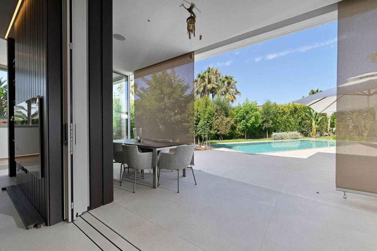 6 bedroom Villas for sale in Marbesa – R5123764