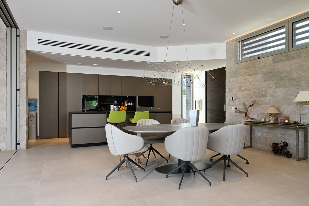 6 bedroom Villas for sale in Marbesa – R5123764
