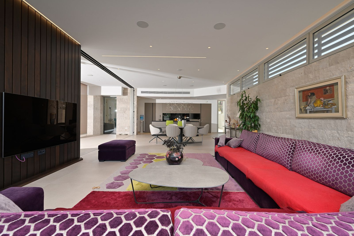 6 bedroom Villas for sale in Marbesa – R5123764