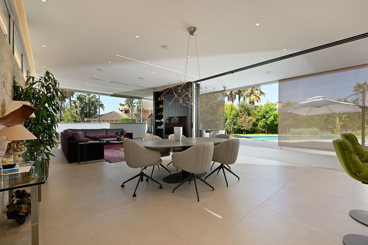 6 bedroom Villas for sale in Marbesa – R5123764