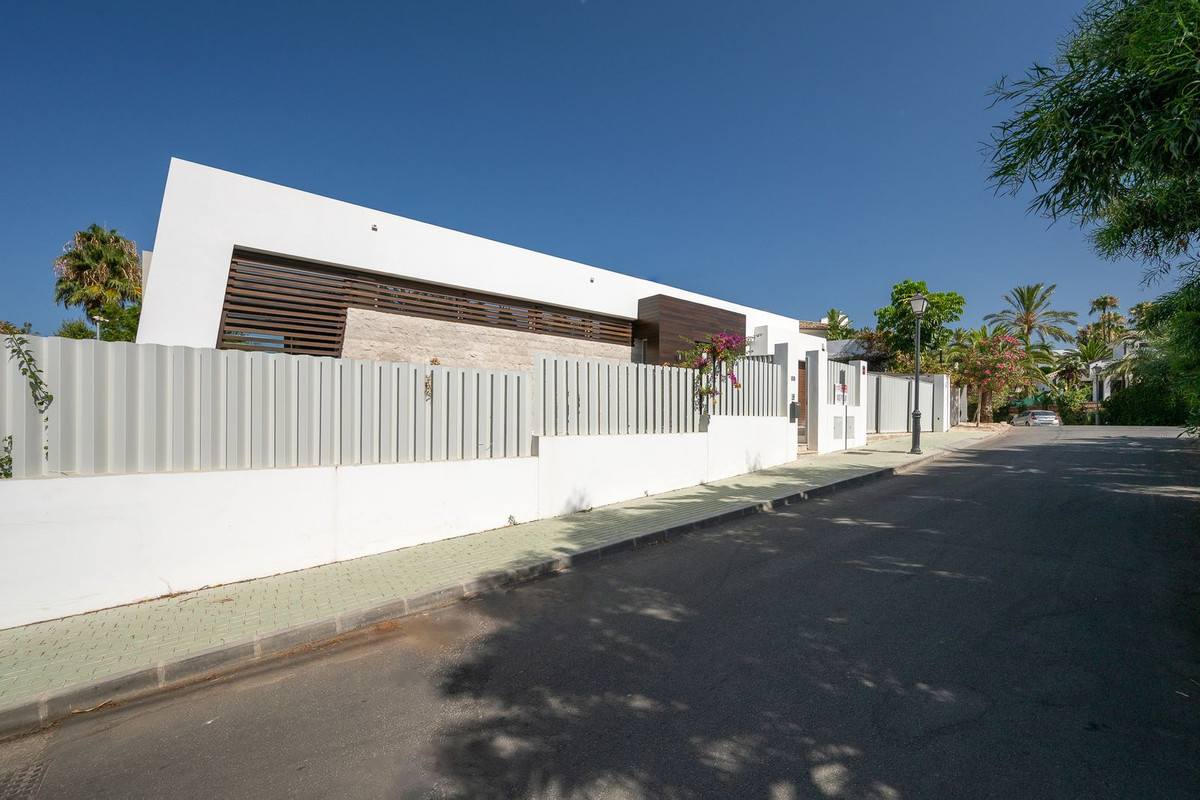 6 bedroom Villas for sale in Marbesa – R5123764