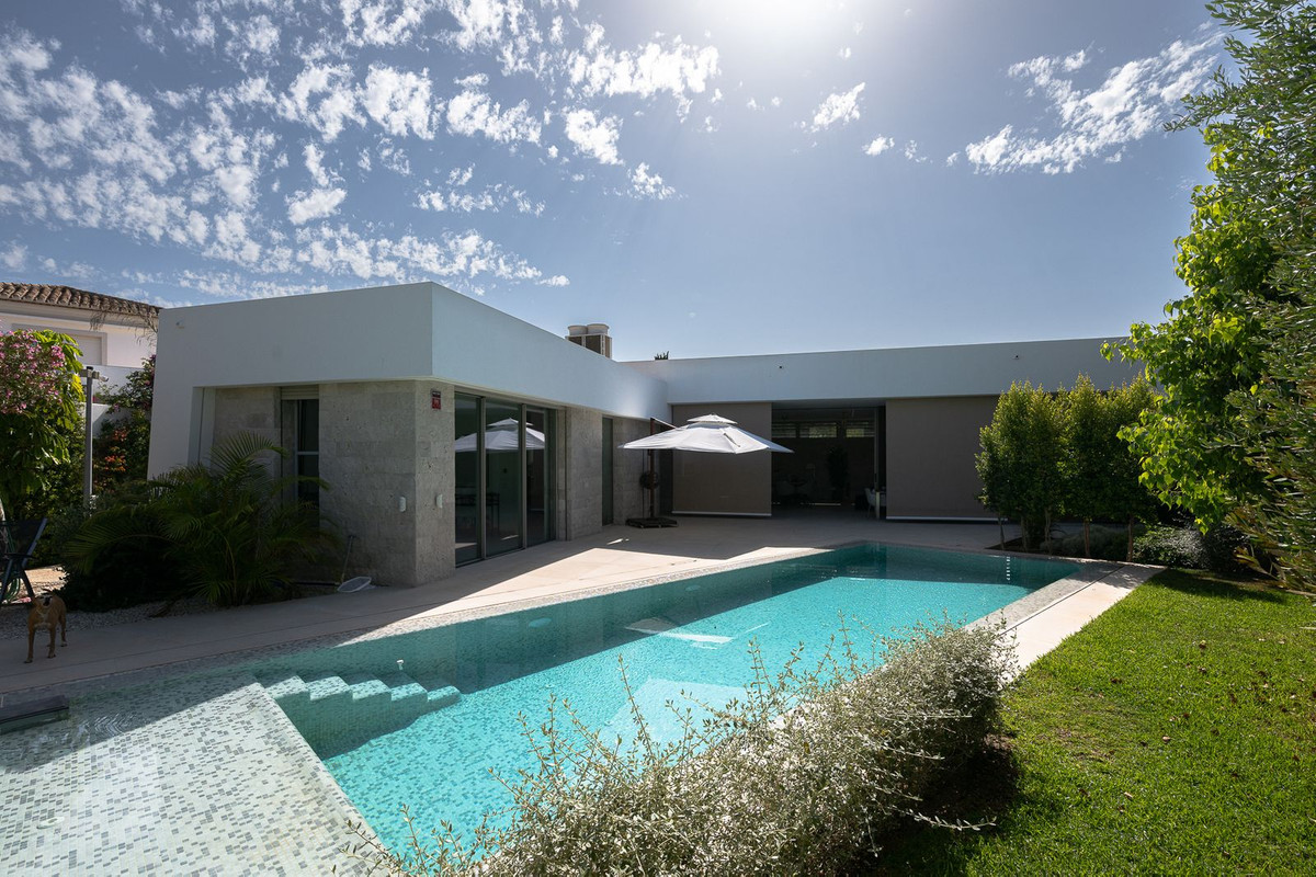 6 bedroom Villas for sale in Marbesa – R5123764