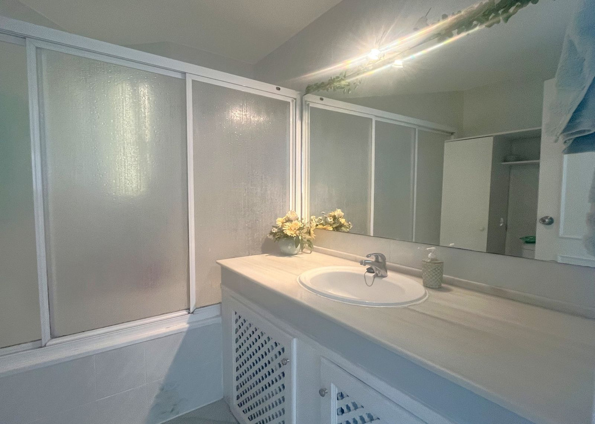 Apartamentos de 2 dormitorios en venta en Calahonda – R5121622