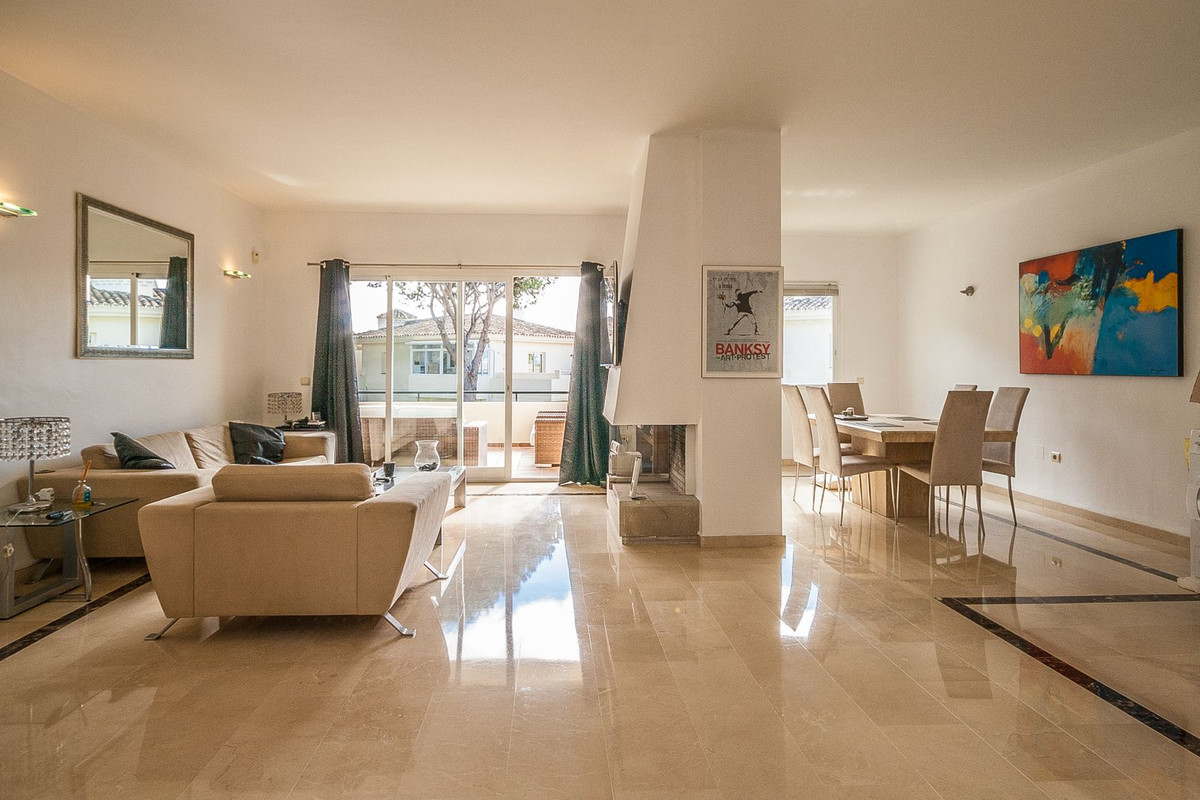 2 bedroom Apartments for sale in Cabopino – R5140846