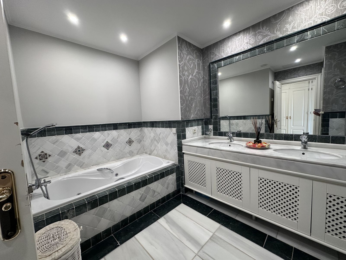 4 bedroom Apartments for sale in Milla de Oro – R5135290