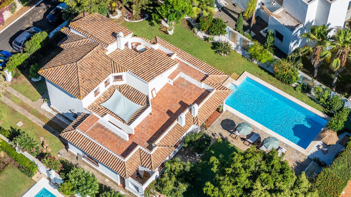 4 bedroom Villas for sale in Nueva Milla de Oro – R5115433