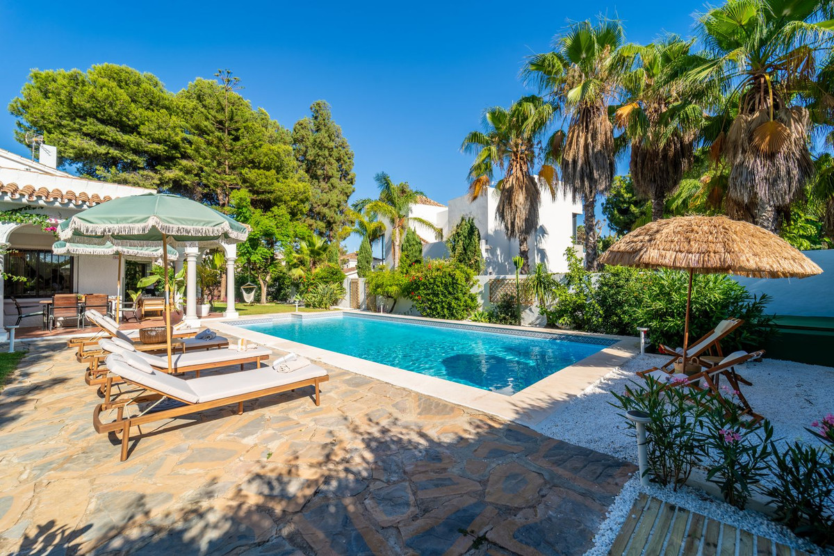 4 bedroom Villas for sale in Nueva Milla de Oro – R5115433