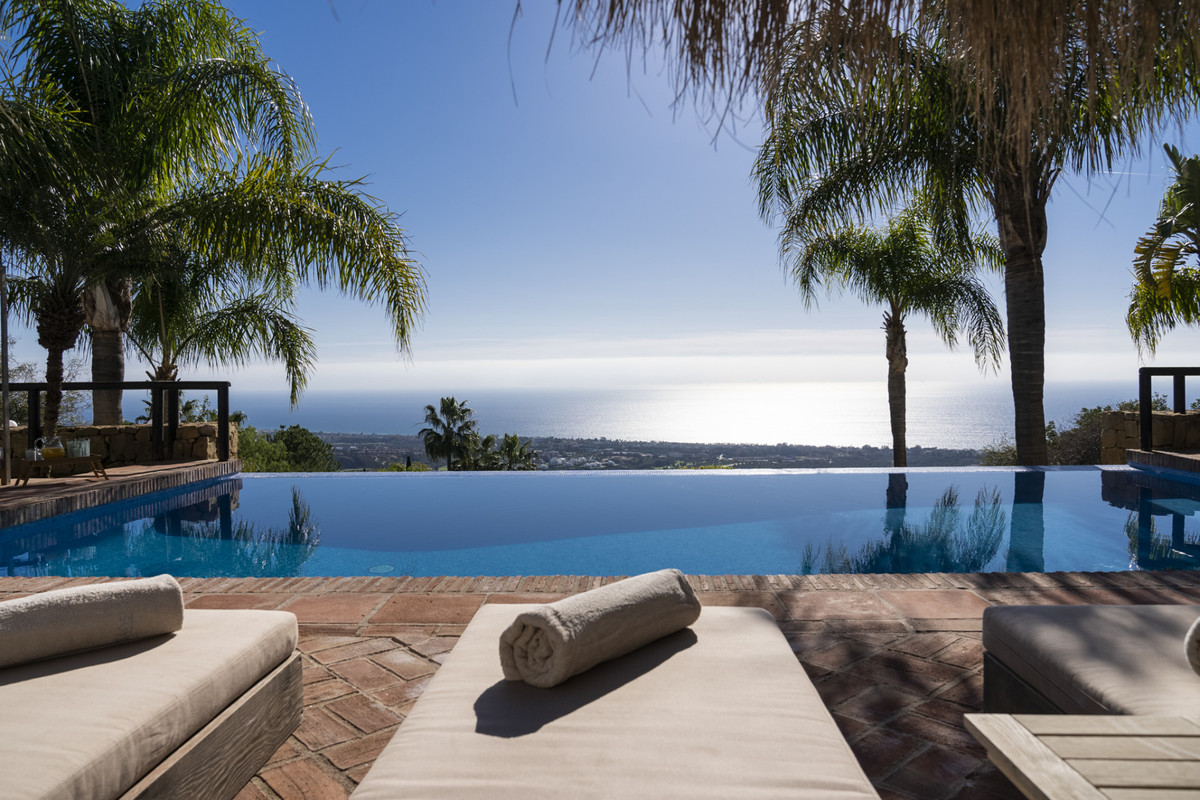 6 bedroom Villas for sale in Altos de los Monteros – R5135635