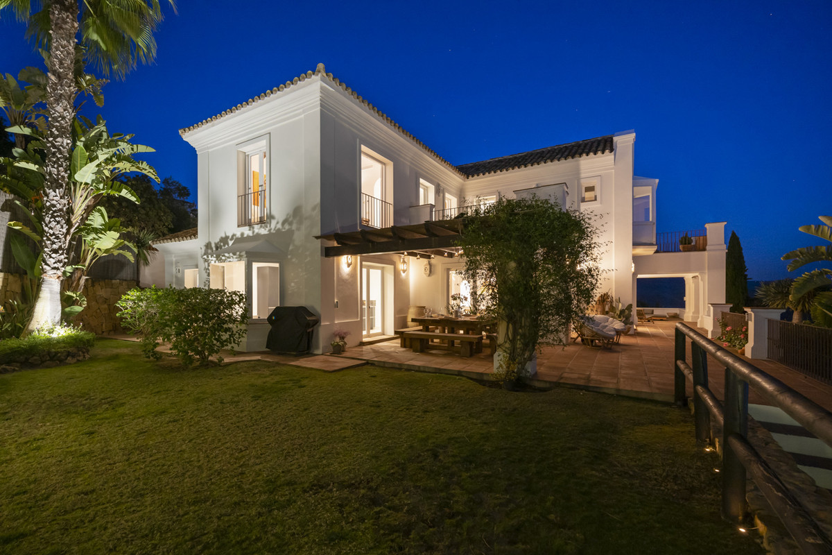 6 bedroom Villas for sale in Altos de los Monteros – R5135635