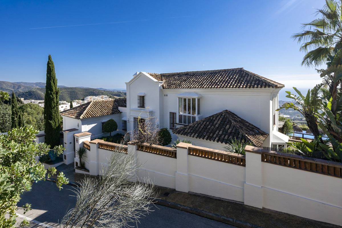 6 bedroom Villas for sale in Altos de los Monteros – R5135635