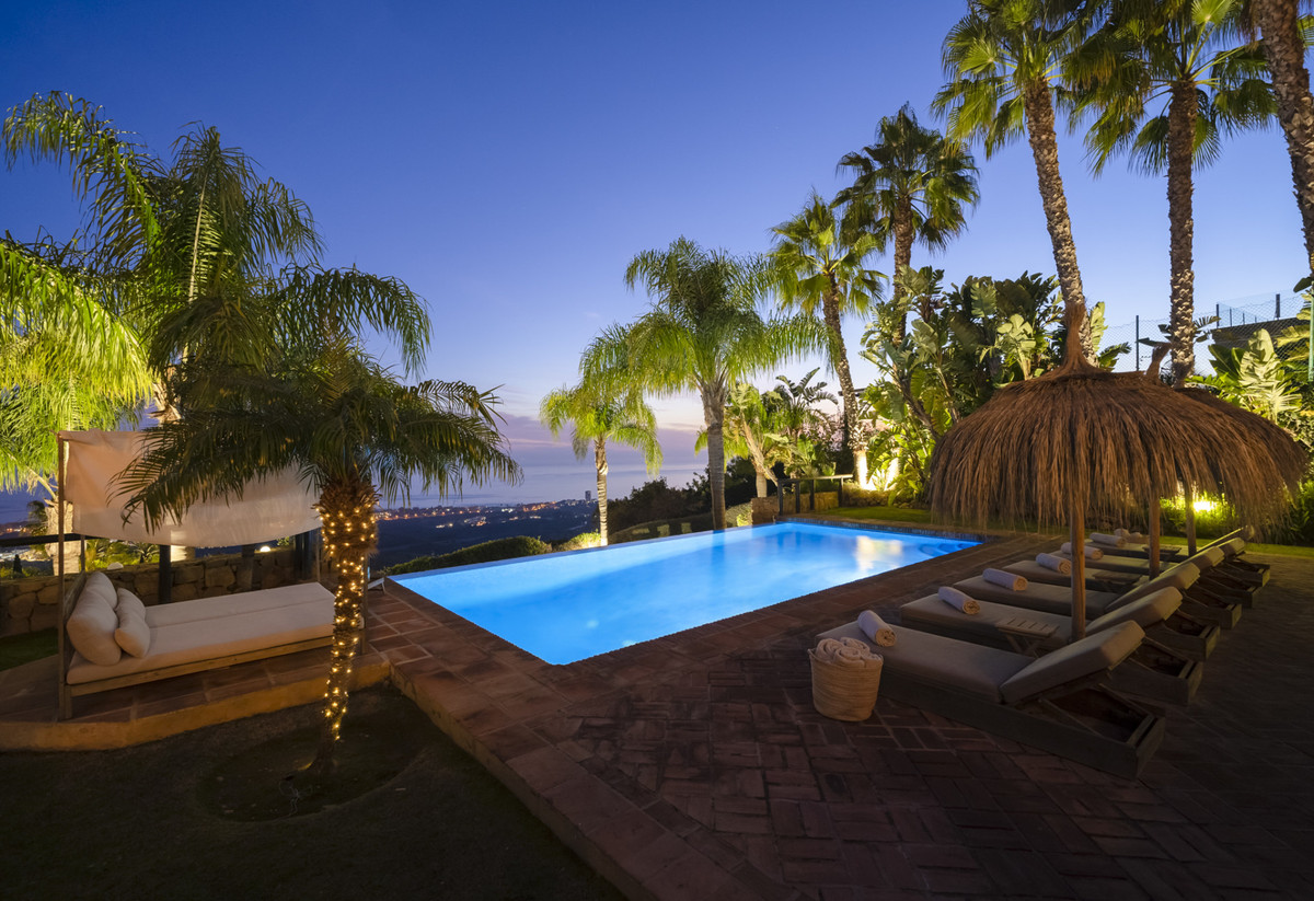 6 bedroom Villas for sale in Altos de los Monteros – R5135635