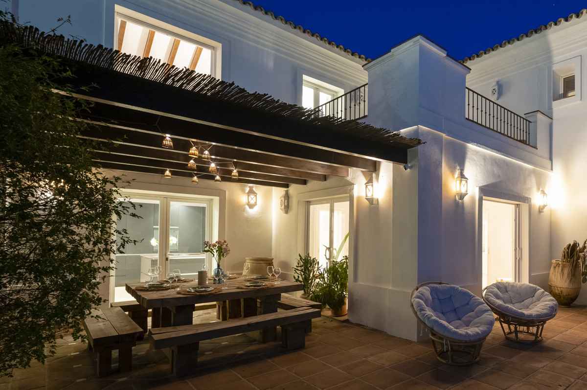 6 bedroom Villas for sale in Altos de los Monteros – R5135635