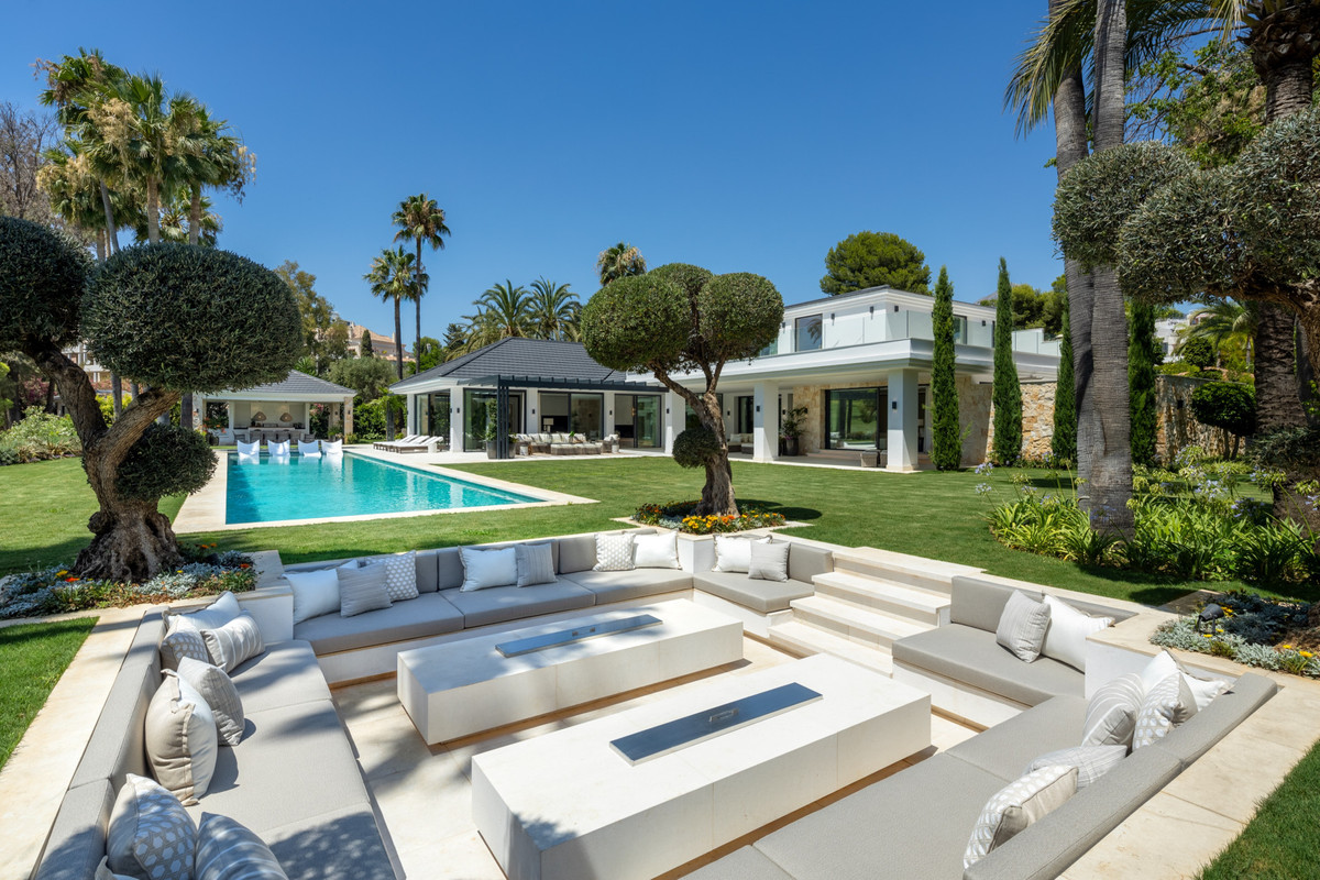7 bedroom Villas for sale in Las Brisas – R5130388