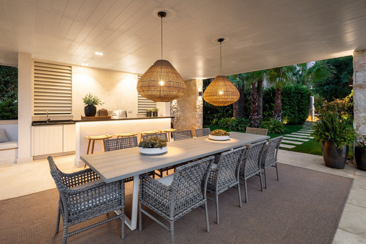 7 bedroom Villas for sale in Las Brisas – R5130388