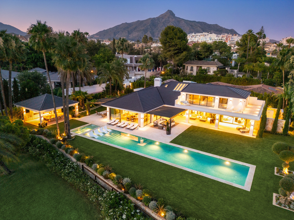 7 bedroom Villas for sale in Las Brisas – R5130388