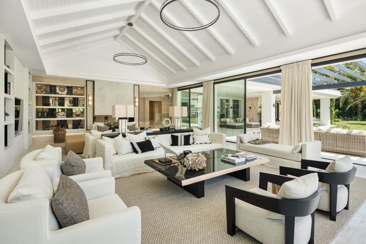 7 bedroom Villas for sale in Las Brisas – R5130388