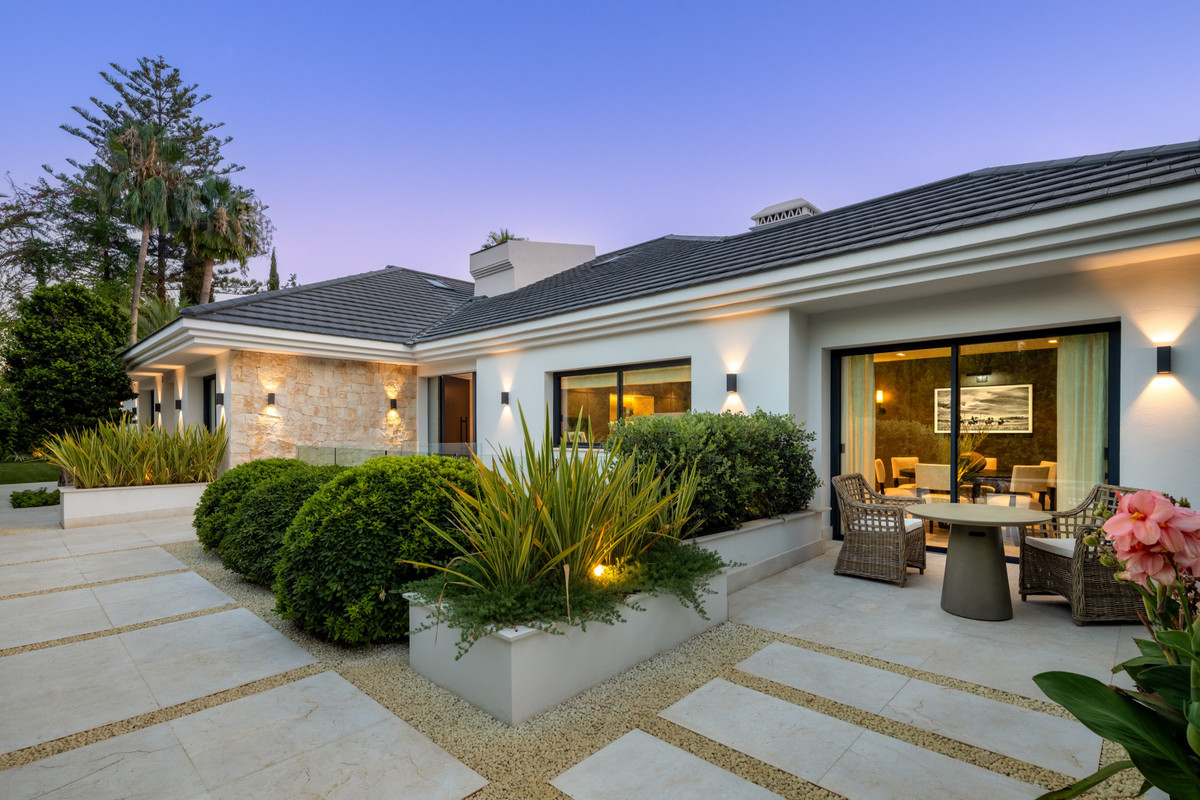7 bedroom Villas for sale in Las Brisas – R5130388
