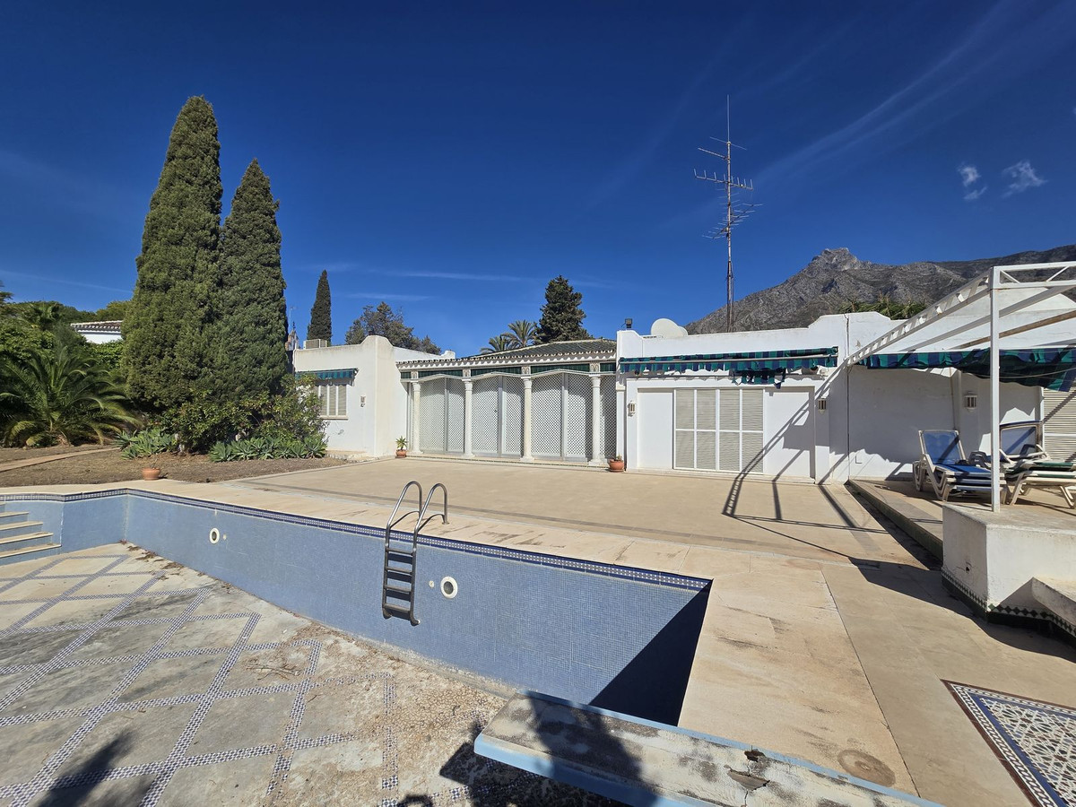 6 bedroom Villas for sale in Marbella – R4856941