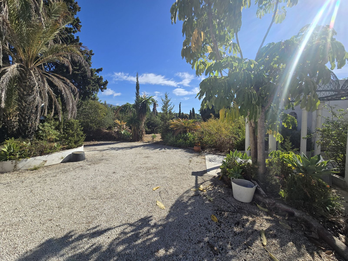 6 bedroom Villas for sale in Marbella – R4856941