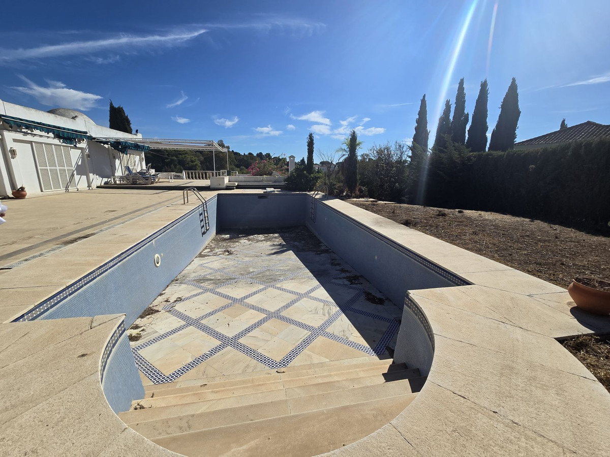 6 bedroom Villas for sale in Marbella – R4856941