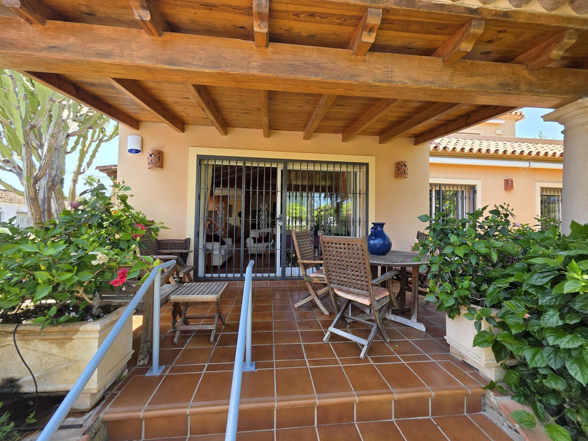 5 bedroom Villas for sale in Marbesa – R5075311