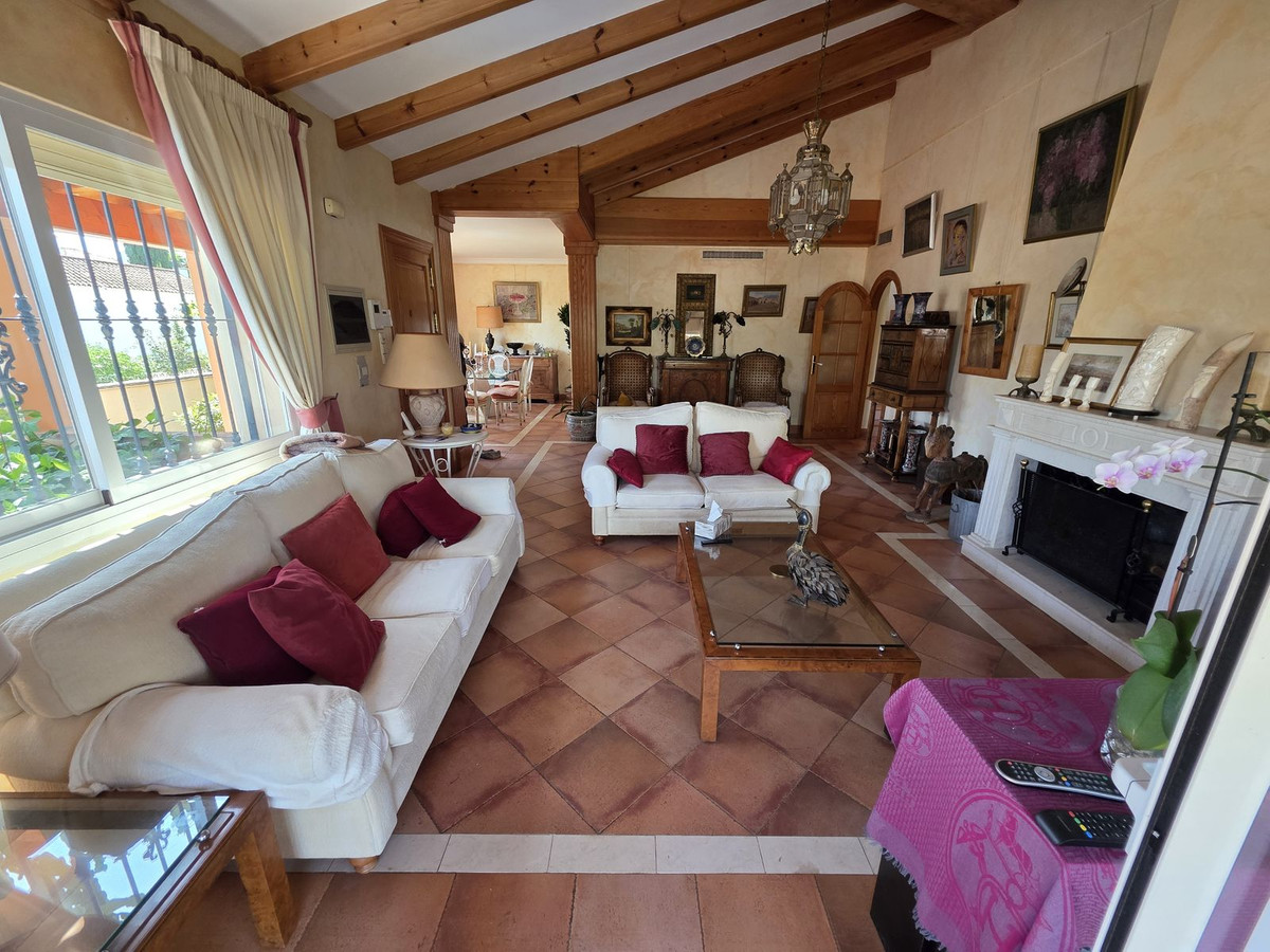 5 bedroom Villas for sale in Marbesa – R5075311