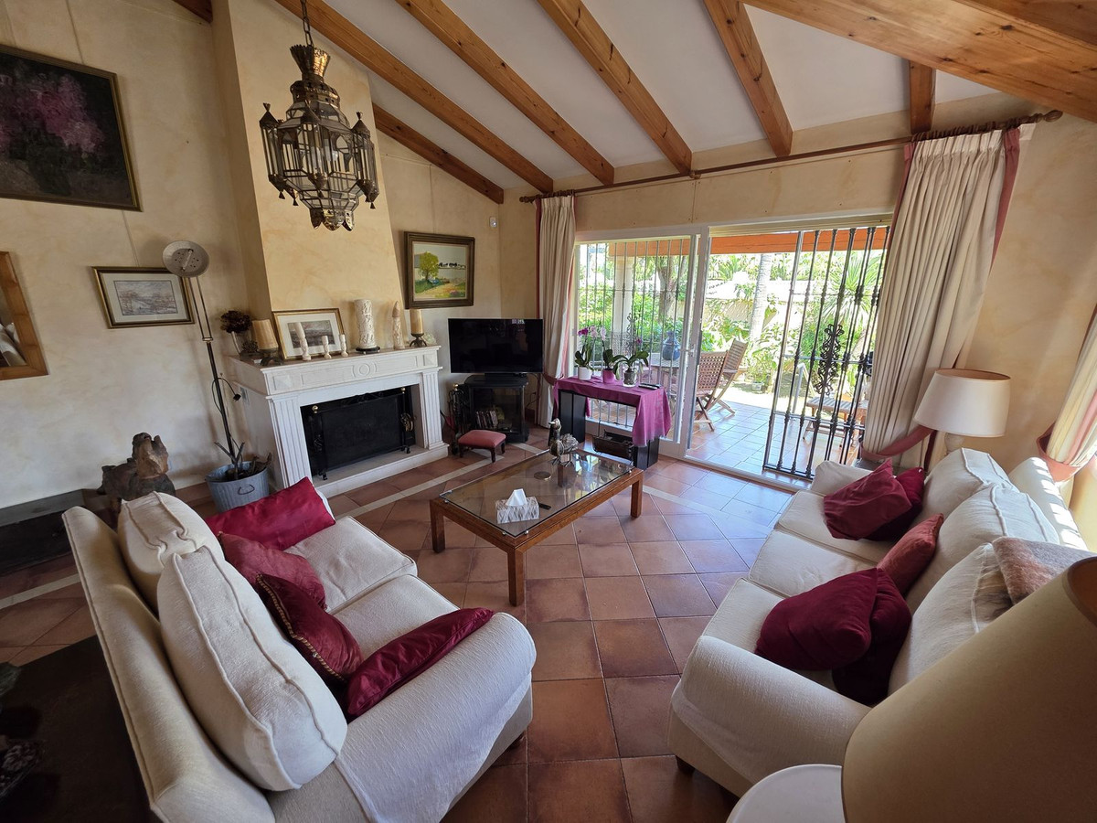5 bedroom Villas for sale in Marbesa – R5075311