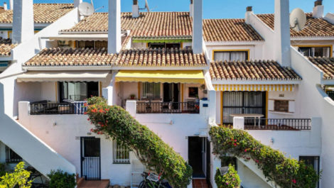 Adosados de 5 dormitorios en venta en Calahonda – R5126950