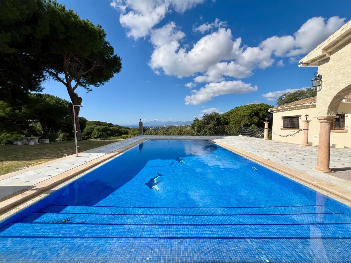 Villas de 4 dormitorios en venta en Elviria – R5139934